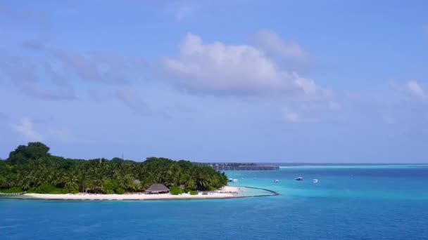 Letecký drone oblohy luxusní turistické pláže plavba podle modré vody a bílého písku pozadí — Stock video