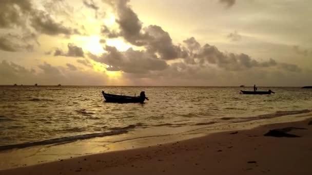 Копіювання простору природа екзотичного узбережжя пляжного відпочинку на прозорому морі з білим піщаним фоном біля курорту — стокове відео