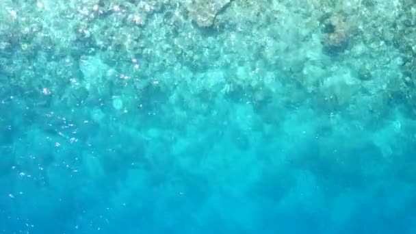Copiar viagem espacial de férias de praia costa tropical por azul oceano verde com fundo arenoso branco após o nascer do sol — Vídeo de Stock