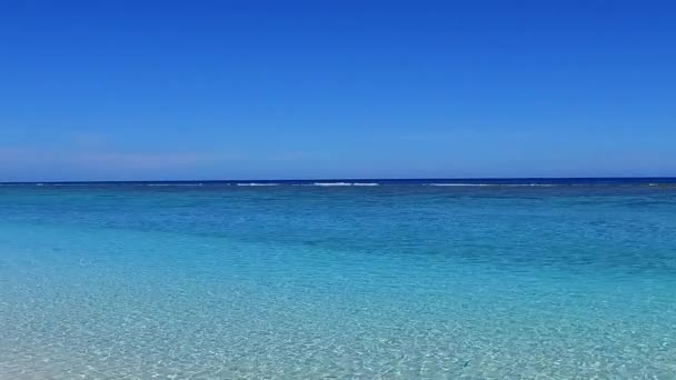 Copia spazio paesaggio della laguna tropicale spiaggia fauna selvatica da oceano trasparente con sfondo di sabbia bianca vicino surf — Video Stock