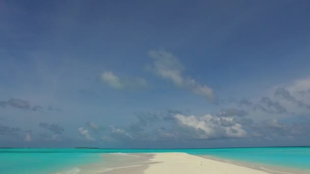 Повітряний морський пейзаж ідеального пляжного способу життя на аква-блакитному морі з чистим піщаним фоном — стокове відео