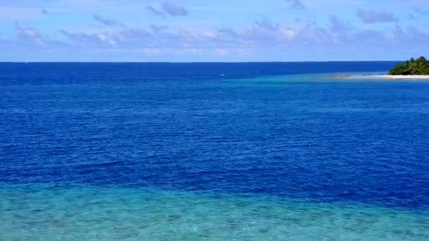 Naturaleza diurna del viaje a la playa del complejo tropical por el océano claro con fondo de arena blanca cerca del arrecife — Vídeo de stock