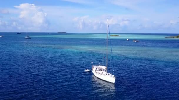 Napfényes kilátás paradicsomi üdülőhely strand utazás tiszta óceán és világos homokos háttér közelében hullámok — Stock videók