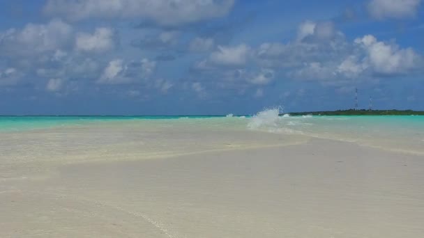 Turismo soleggiato di idilliaca vacanza al mare turistico da blu oceano verde con sfondo di sabbia bianca vicino alla barriera corallina — Video Stock