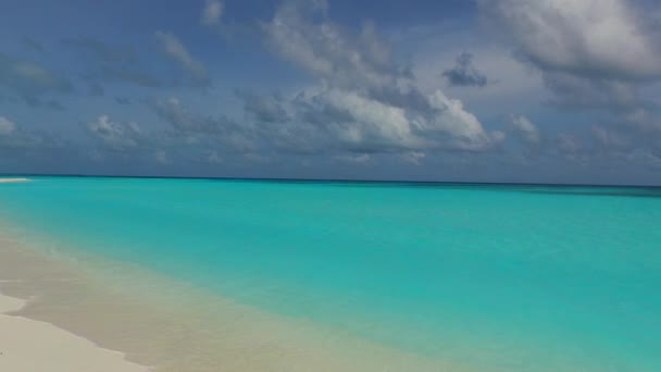 Amplia naturaleza angular de exóticas vacaciones en la playa junto al mar azul con fondo de arena blanca después del amanecer — Vídeos de Stock