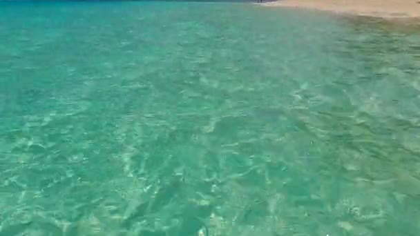 Mavi lagünün egzotik deniz kıyısı macerasının romantik dokusu ve güneş doğduktan sonra beyaz kumlu arka plan — Stok video