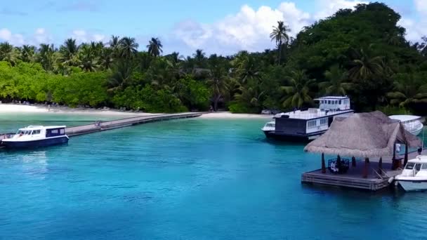 Natur hautnah mit Meerblick Strandabenteuer durch aqua-blaue Lagune und weißen Sandhintergrund in der Nähe des Riffs — Stockvideo