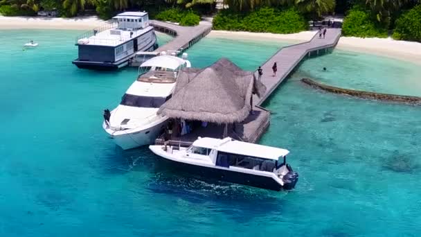 Dalgalara yakın beyaz kum arka planına sahip mavi okyanus kıyısında rahatlatıcı turist plajı yolculuğunun güneşli dokusu — Stok video