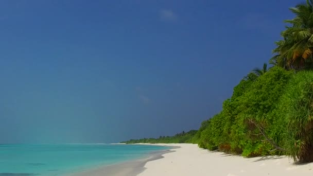 Cielo soleado de laguna tropical viaje de playa por agua azul aqua con fondo de arena blanca cerca de surf — Vídeos de Stock