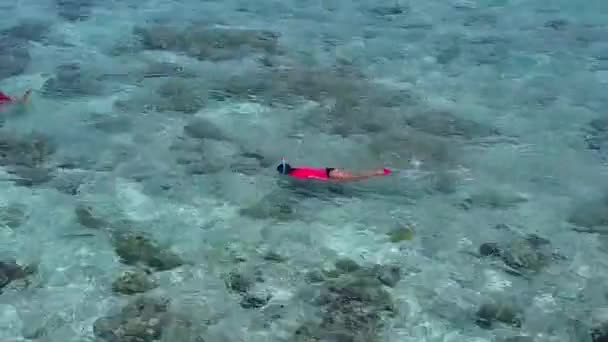 Viaggio ad ampio angolo di relax vista mare spiaggia pausa dal mare blu e sfondo di sabbia bianca vicino al banco di sabbia — Video Stock