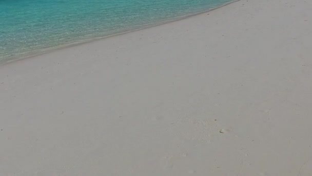 Sunny seascape luxusní turistické pláže čas od modrého zeleného oceánu s jasným písečným pozadím v blízkosti palem — Stock video