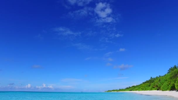 Kosong sifat pantai sempurna gaya hidup pantai oleh laut biru aqua dengan latar belakang pasir putih dekat resor — Stok Video