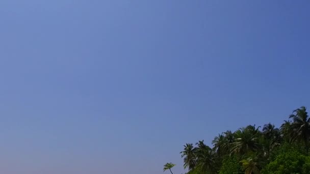 Paisaje de gran angular de costa perfecta tiempo de playa por laguna azul y fondo de arena blanca cerca de arrecife — Vídeo de stock