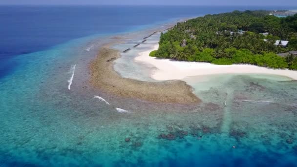 Amplio ángulo abstracto de la idílica costa tiempo de playa por la laguna verde azul y fondo de arena blanca cerca del complejo — Vídeo de stock