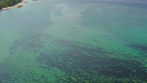 낮에는 산호초 근처에 하얀 모래사장이 있는 얕은 물을 타고 이국적 인 해안선을 따라 여행 한다 — 비디오