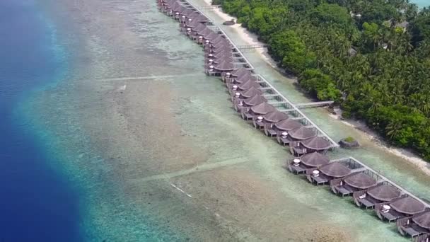 Turismo caldo di stile di vita esotico spiaggia turistica da acqua blu con sfondo di sabbia bianca vicino alle onde — Video Stock