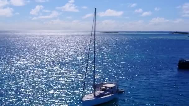 Panorama ravvicinato della spiaggia sulla costa esotica di laguna blu con sfondo di sabbia bianca alla luce del sole — Video Stock