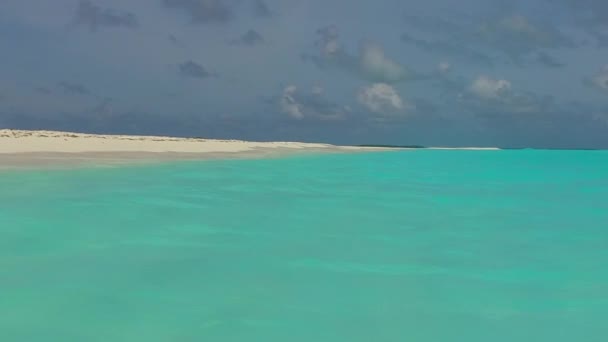 Vuoto astratto di idilliaco resort spiaggia viaggio in acqua laguna blu e sfondo di sabbia bianca vicino alle onde — Video Stock