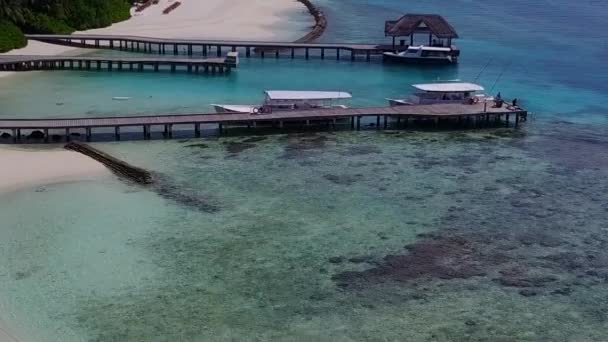 Verano naturaleza de la bahía paradisíaca viaje de playa por la laguna azul aguamarina y fondo de arena blanca cerca del complejo — Vídeos de Stock