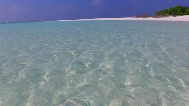 Paisagem de grande ângulo de viagem de praia resort idílico pelo mar azul do aqua e fundo de areia branca antes do pôr do sol — Vídeo de Stock