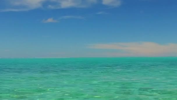 Mavi okyanus kıyısında güneşli gökyüzü ve resifin yakınında beyaz kumlu bir zemin. — Stok video