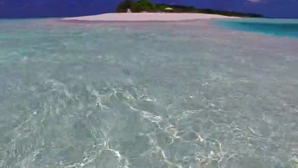 Natureza quente da viagem de praia costa exótica por mar claro com fundo de areia branca após o nascer do sol — Vídeo de Stock