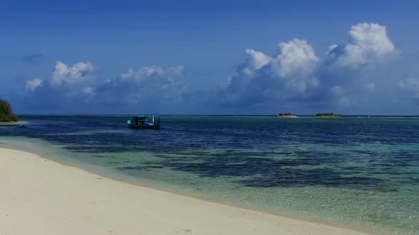 Copier l'espace abstrait de beau voyage de plage touristique par lagon bleu avec fond de sable brillant près de la station — Video