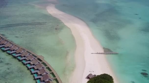 Vue aérienne voyage de plage île parfaite aventure par l'océan turquoise avec fond de sable blanc — Video