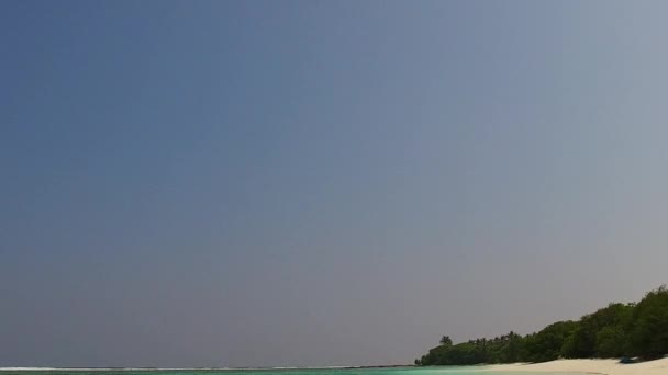 Κενό τοπίο του παραδείσου παραλία λιμνοθάλασσα ταξίδι με διαφανή ωκεανό με λευκό αμμώδη φόντο κοντά σε κύματα — Αρχείο Βίντεο