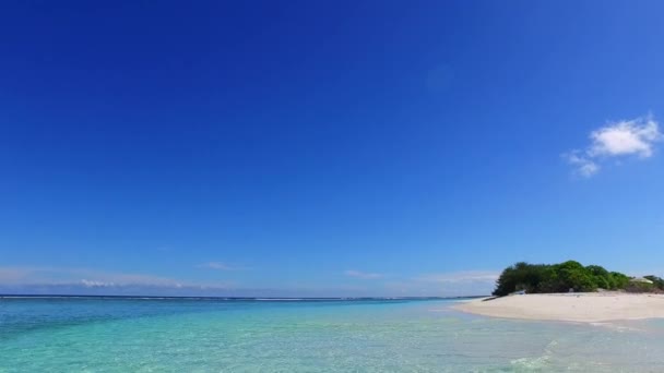 Kopírovat prostor textury krásné turistické pláže dovolená v modrém moři s bílým pískem pozadí na slunci — Stock video