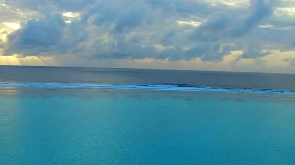 Sunny panorama luxusního moře pohled na pláž dobrodružství podle modrého oceánu a bílého písku pozadí po východu slunce — Stock video