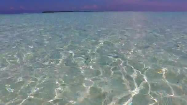 Ημερήσια φύση της ήρεμης τουριστικής άγριας ζωής παραλία από aqua μπλε λιμνοθάλασσα και καθαρό αμμώδες υπόβαθρο πριν από το ηλιοβασίλεμα — Αρχείο Βίντεο