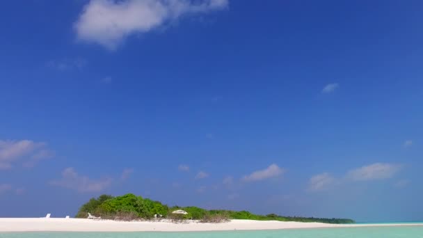 Cerca de la textura de vacaciones de playa turística perfecta por aqua azul océano con fondo de arena blanca a la luz del sol — Vídeo de stock