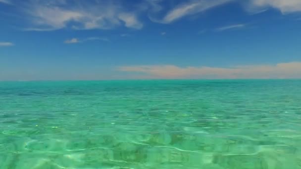 Natura soleggiata della spiaggia di lusso in riva al mare viaggio dall'oceano blu con sfondo di sabbia bianca vicino al surf — Video Stock
