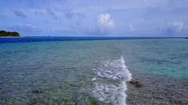 Romantikus textúra egzotikus öböl strand életmód kék víz és fehér homokos háttér közel tenyér — Stock videók