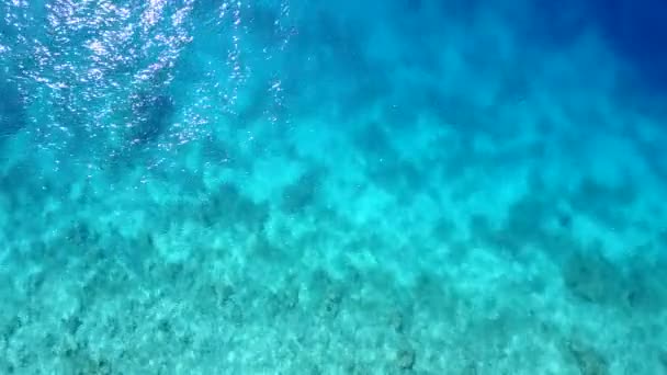 Letní krajina klidné laguny pláž dovolená aqua modrý oceán a bílý písek pozadí v blízkosti útesu — Stock video