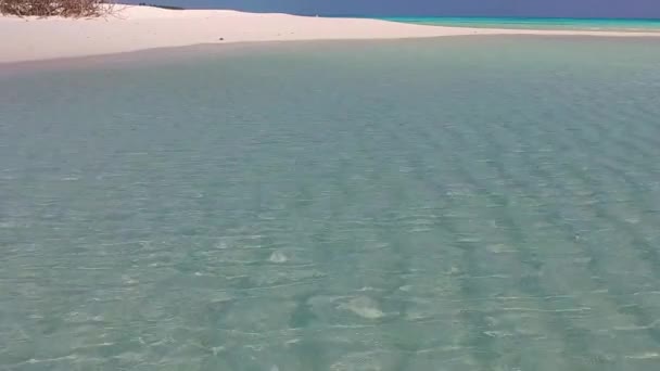 Kopiuj przestrzeń krajobraz doskonałego czasu plaży nad morzem przez niebieski zielony wody z białym, piaszczystym tle w pobliżu kurortu — Wideo stockowe