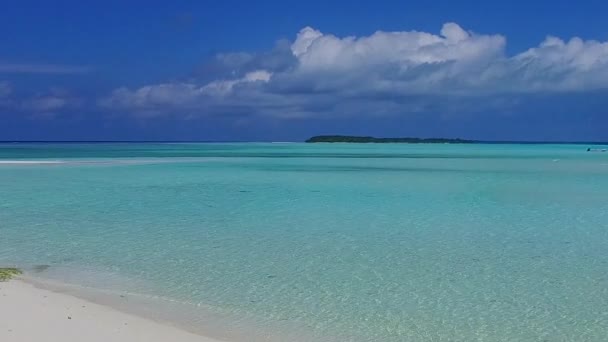 アクアブルーの海とリゾート近くの白い砂の背景による牧歌的な海の景色の暖かい景色ビーチ休暇 — ストック動画