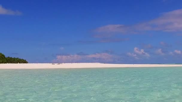 Warme reis van prachtige eiland strand reis door blauwe zee en witte zandachtergrond na zonsopgang — Stockvideo
