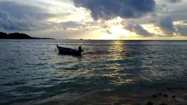 Закрыть путешествие идеального пляжного образа жизни по синему морю на белом песчаном фоне после восхода солнца — стоковое видео