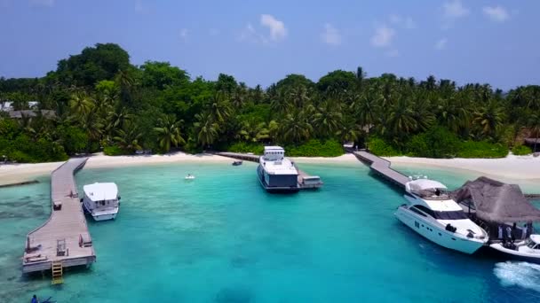 Weitwinkel-Meerblick des perfekten Resorts Strandurlaub durch flache Lagune mit weißem Sandhintergrund im Sonnenlicht — Stockvideo