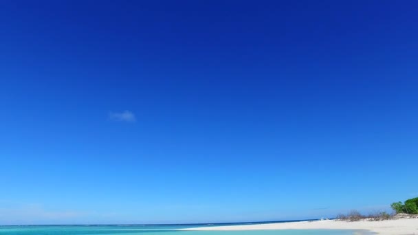 Széles látószögű panoráma trópusi tengerpart idő kék tenger és fehér homokos háttér közelében hullámok — Stock videók