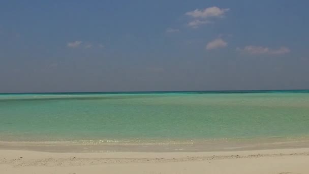 Viaggio diurno della tranquilla spiaggia costiera tempo da laguna blu con sfondo di sabbia bianca vicino surf — Video Stock