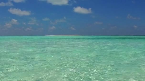 Ρομαντική υφή του παραδείσου παραλιακό ταξίδι στην παραλία από καθαρή θάλασσα με φωτεινό αμμώδη φόντο στο φως του ήλιου — Αρχείο Βίντεο