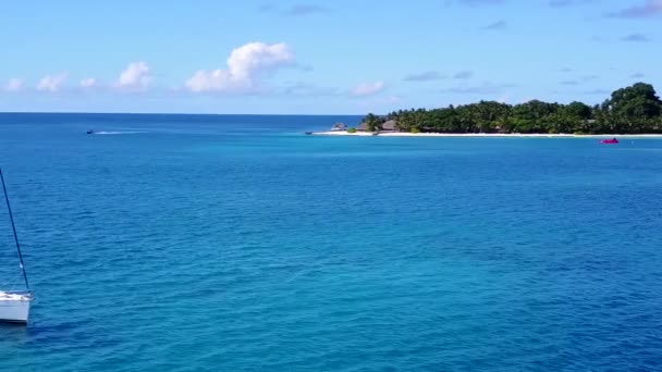 Закрыть панораму роскошного морского пляжа на аква-синей лагуне и белом песчаном фоне возле серфинга — стоковое видео