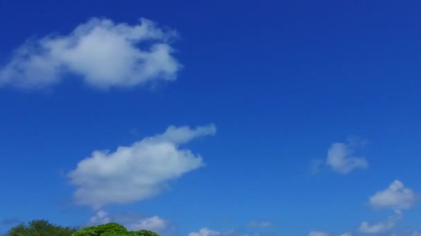 Brede hoek natuur van perfecte resort strand tijd door blauwe oceaan met witte zandachtergrond voor zonsondergang — Stockvideo