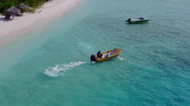 Sommer Natur von exotischen Resort Strandabenteuer durch blaues Meer und sauberen Sand Hintergrund in der Nähe Resort — Stockvideo