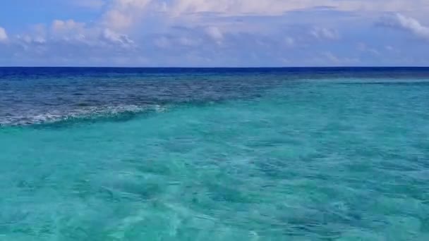 Sommar himmel lyx strand paus med blått grönt vatten med ren sandig bakgrund nära handflatorna — Stockvideo