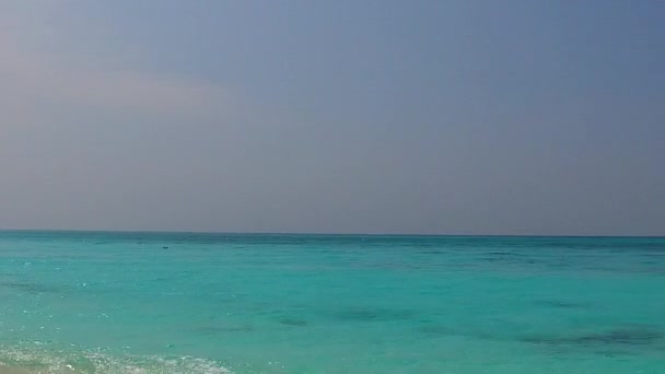 Warme toerisme van exotische eiland strand vakantie door transparant water met witte zand achtergrond in zonlicht — Stockvideo