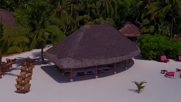 Cálido panorama de vacaciones perfectas en la playa de la laguna por el mar azul aqua y fondo de arena blanca cerca del arrecife — Vídeo de stock